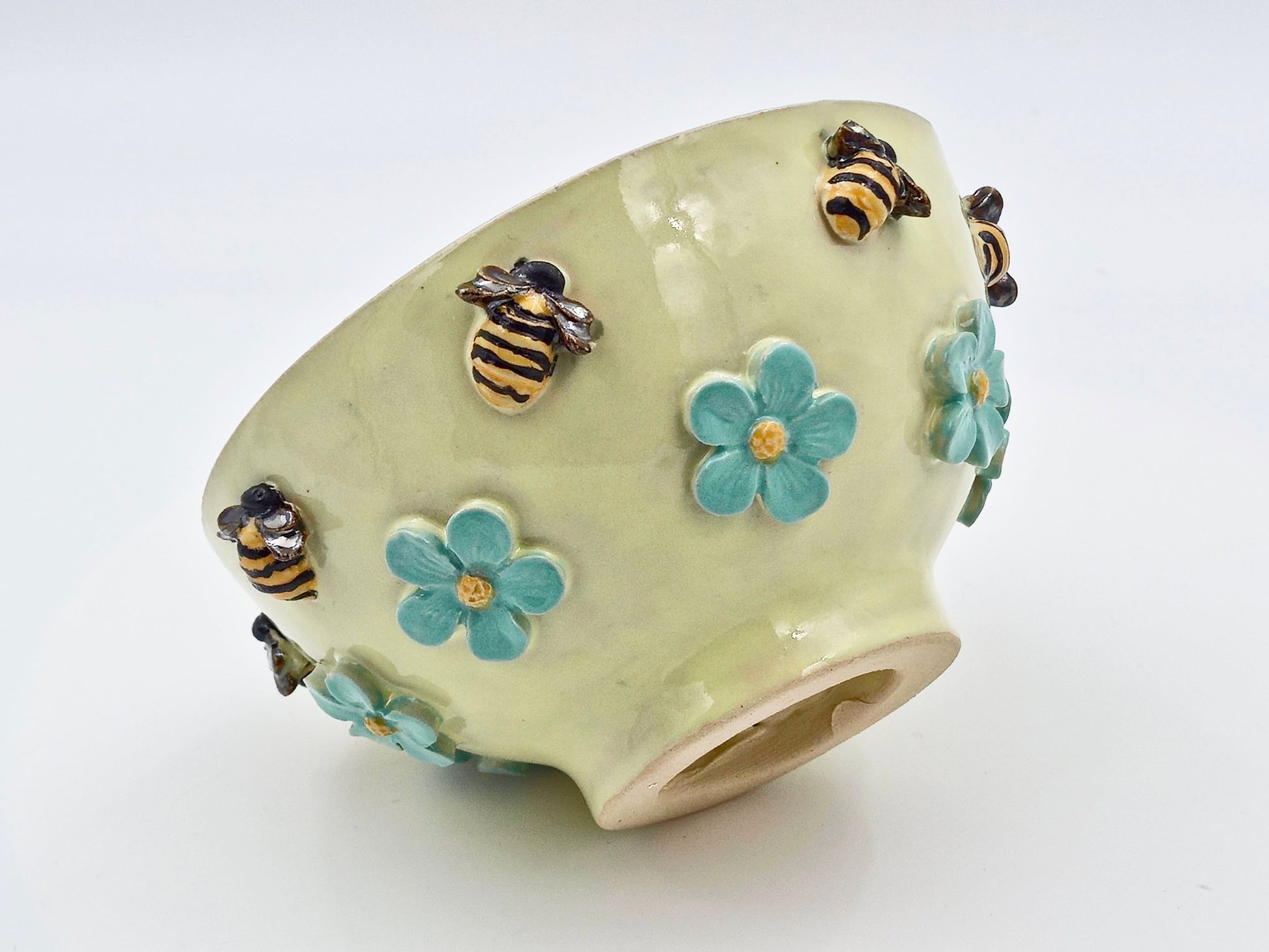 Keramisk Skål med Bier og Blomster – Håndopbygget (Ø14 cm)