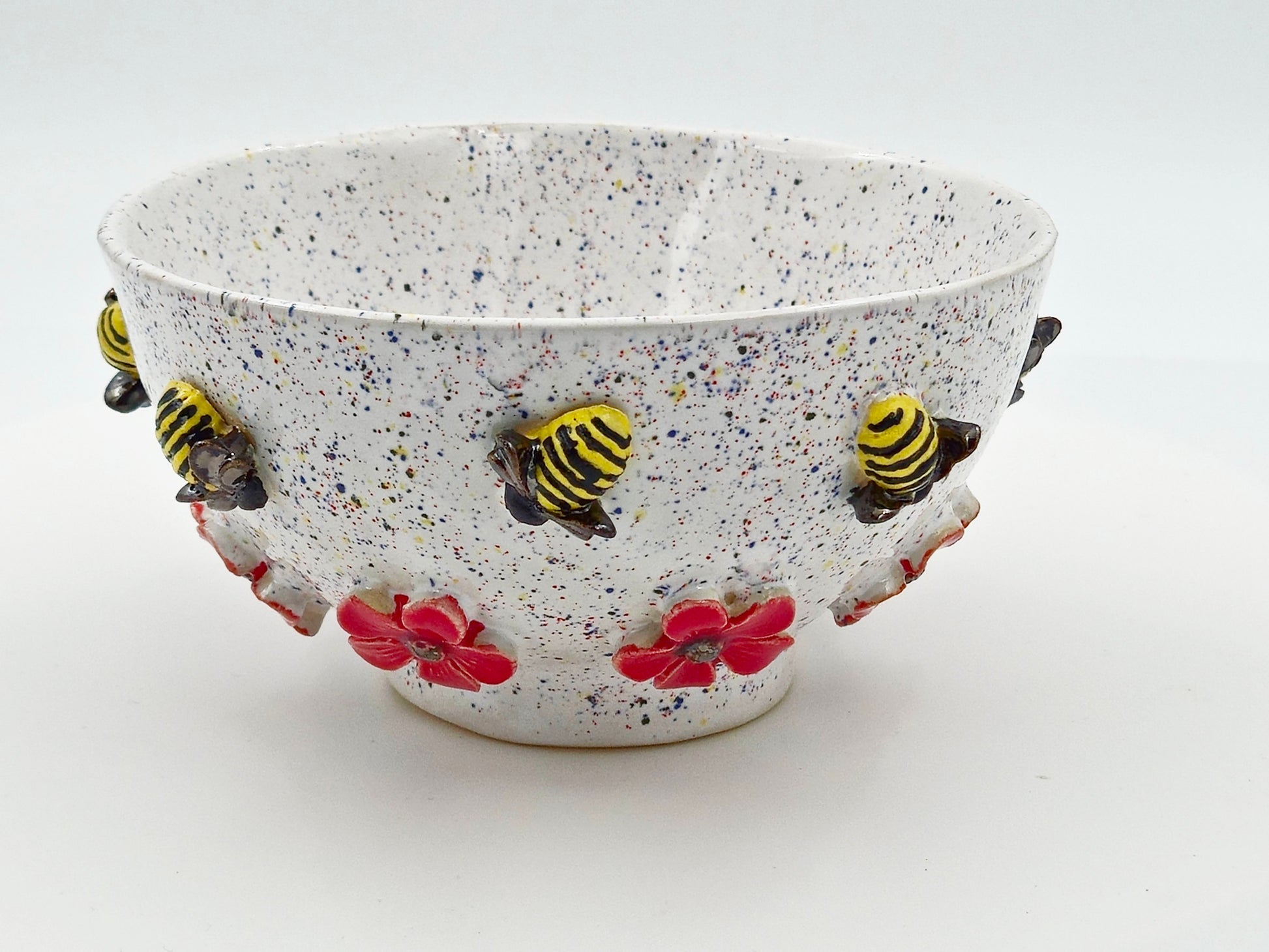 Keramisk Skål med Bier og Røde Blomster – Håndopbygget (Ø14 cm)