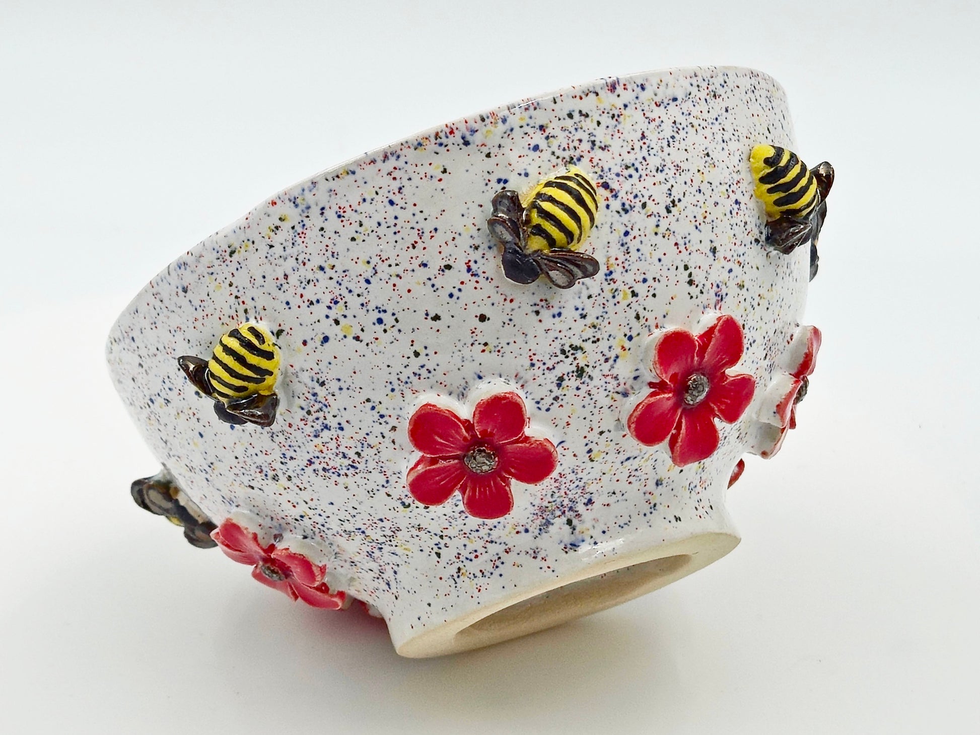 Keramisk Skål med Bier og Røde Blomster – Håndopbygget (Ø14 cm)