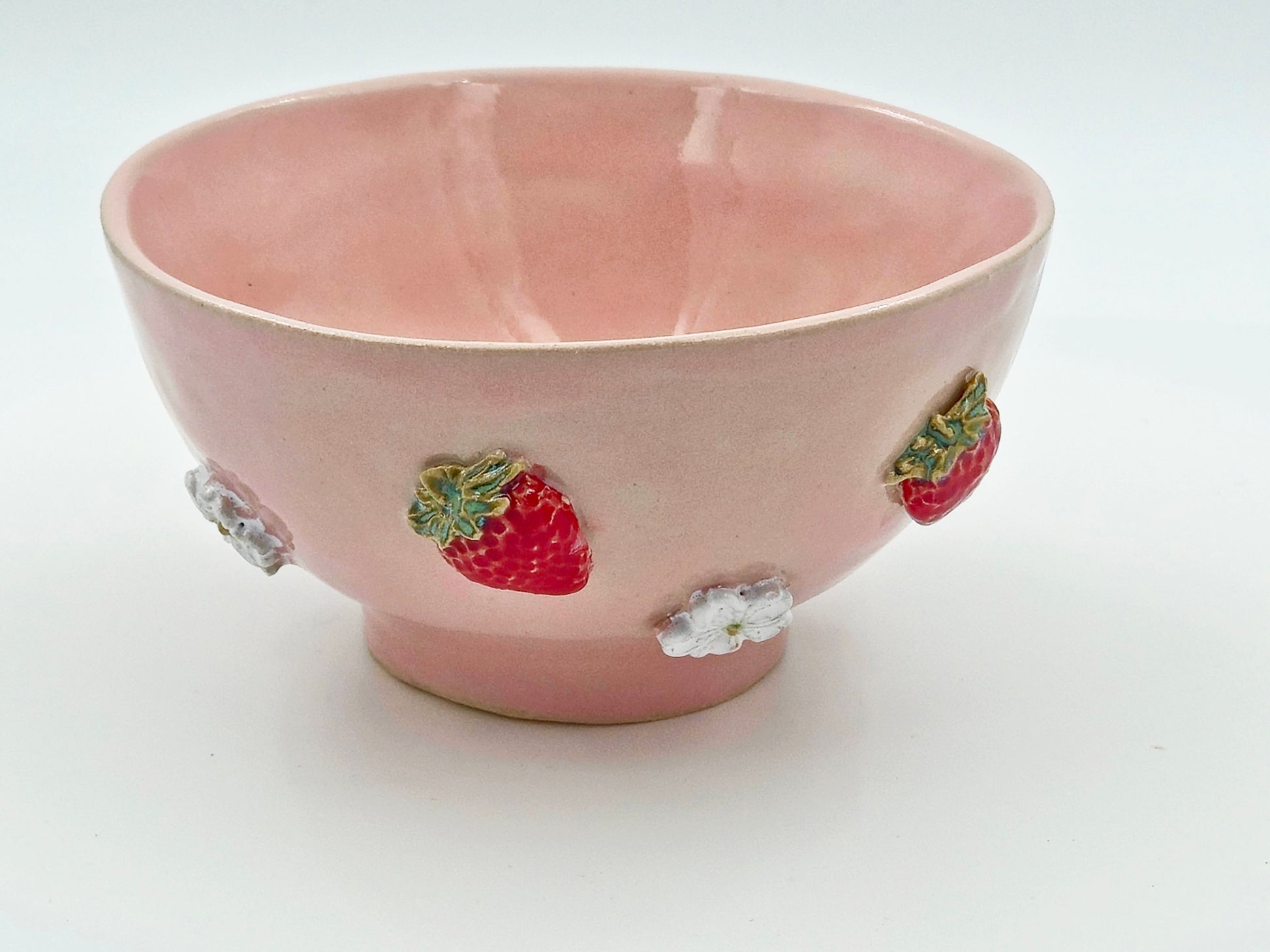Keramisk Skål med Jordbær og Blomster – Håndopbygget (Ø14 cm)