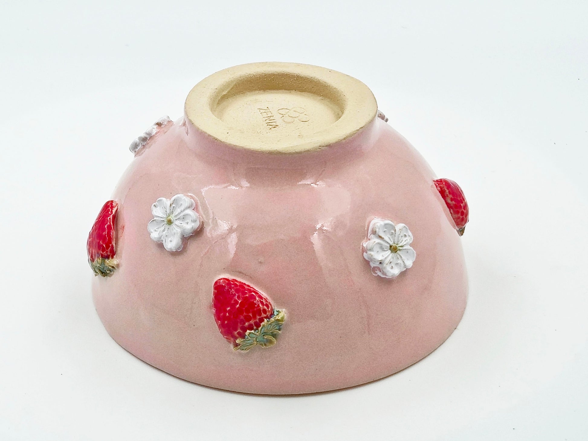 Keramisk Skål med Jordbær og Blomster – Håndopbygget (Ø14 cm)
