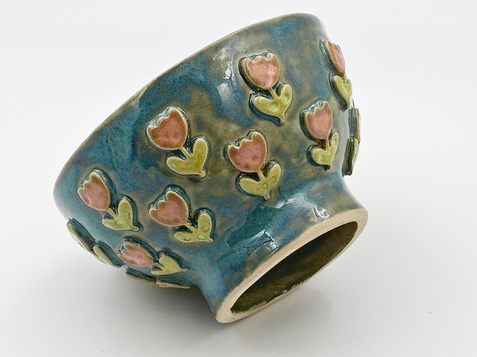 Keramisk Skål med Tulipaner – Håndopbygget (Ø14 cm)