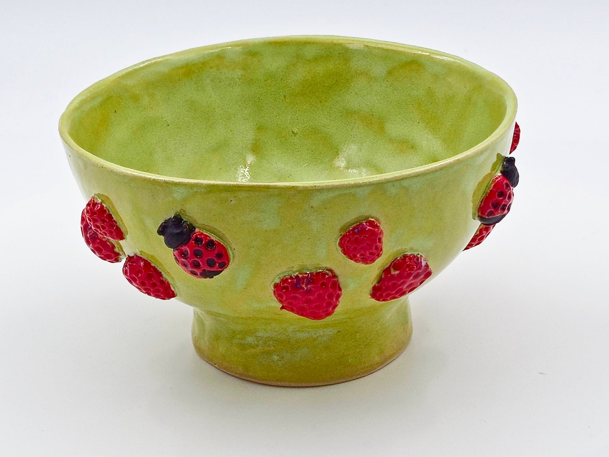 Keramisk Skål med Jordbær og Mariehøns – Håndopbygget (Ø14 cm)