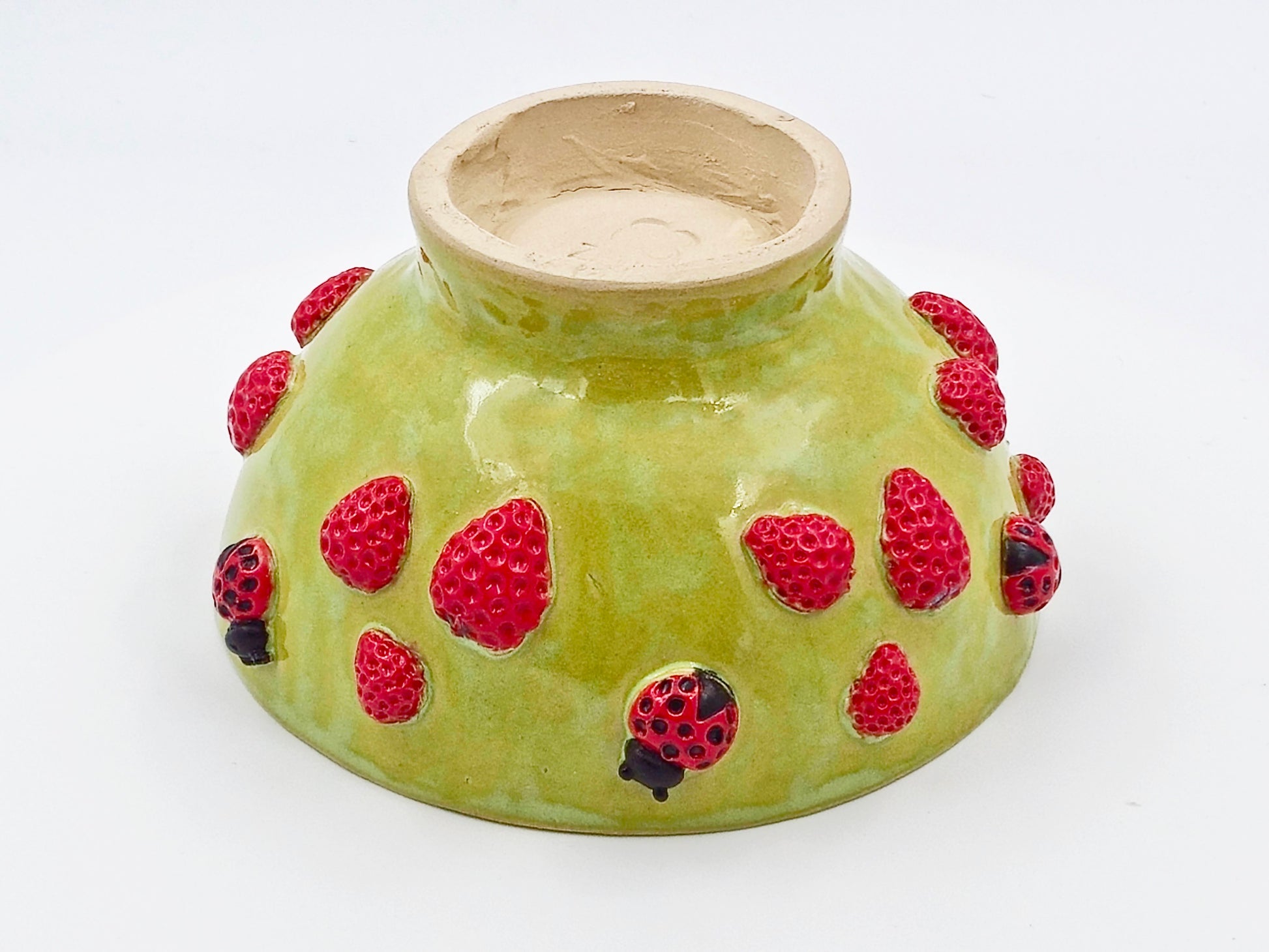 Keramisk Skål med Jordbær og Mariehøns – Håndopbygget (Ø14 cm)