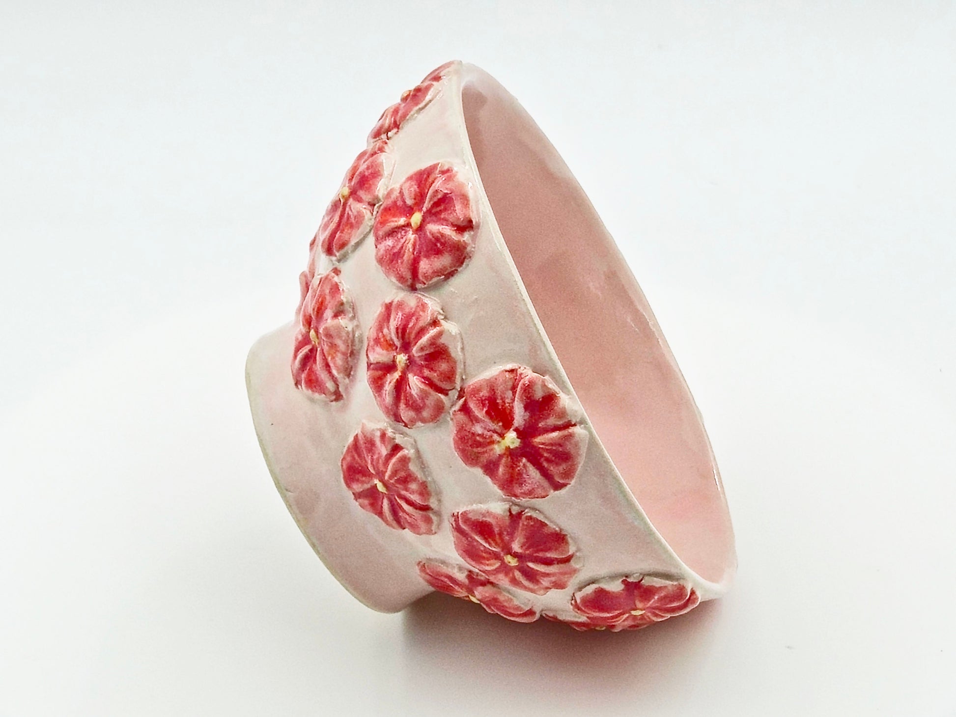 Keramisk Skål med Lyserøde Blomster – Håndopbygget (Ø14 cm)