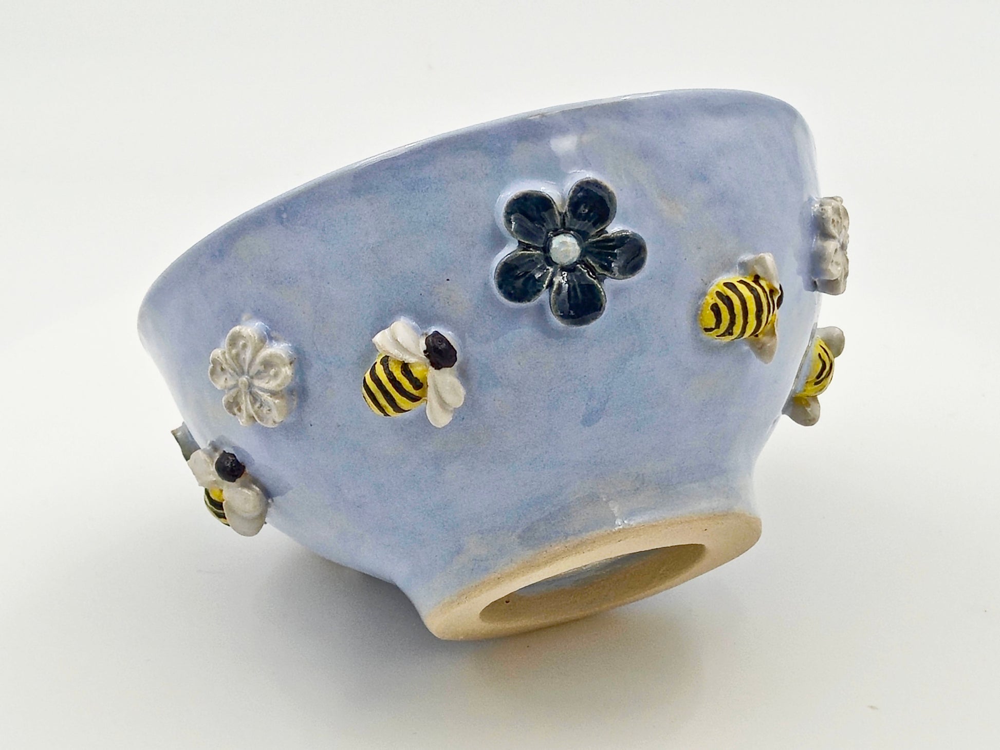 Keramisk Skål med Bier og Blå Blomster – Håndopbygget (Ø14 cm)