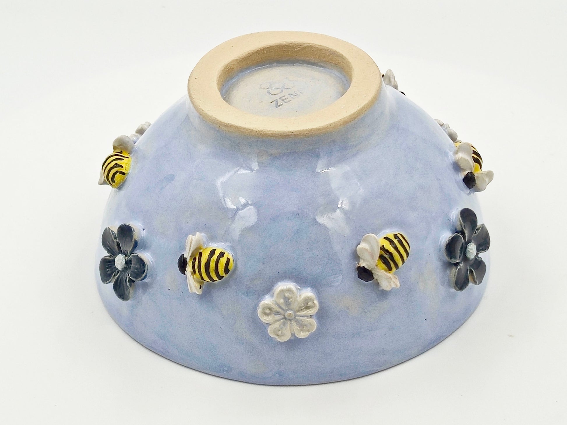 Keramisk Skål med Bier og Blå Blomster – Håndopbygget (Ø14 cm)