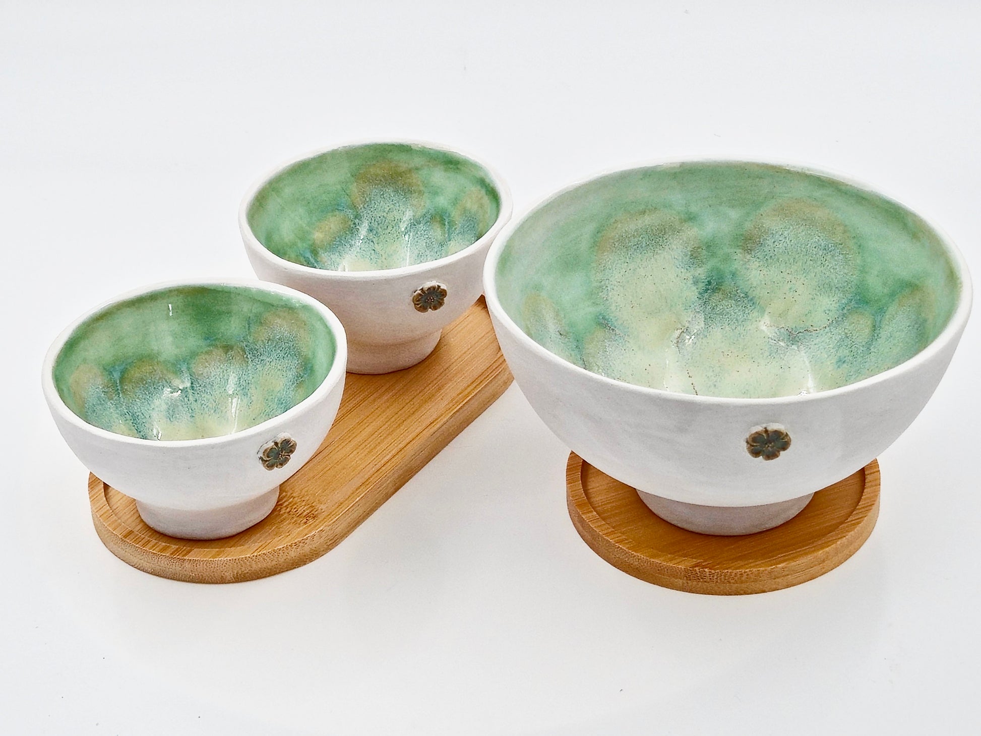 Håndopbygget Skål på Bambusbakke (Ø14 cm)