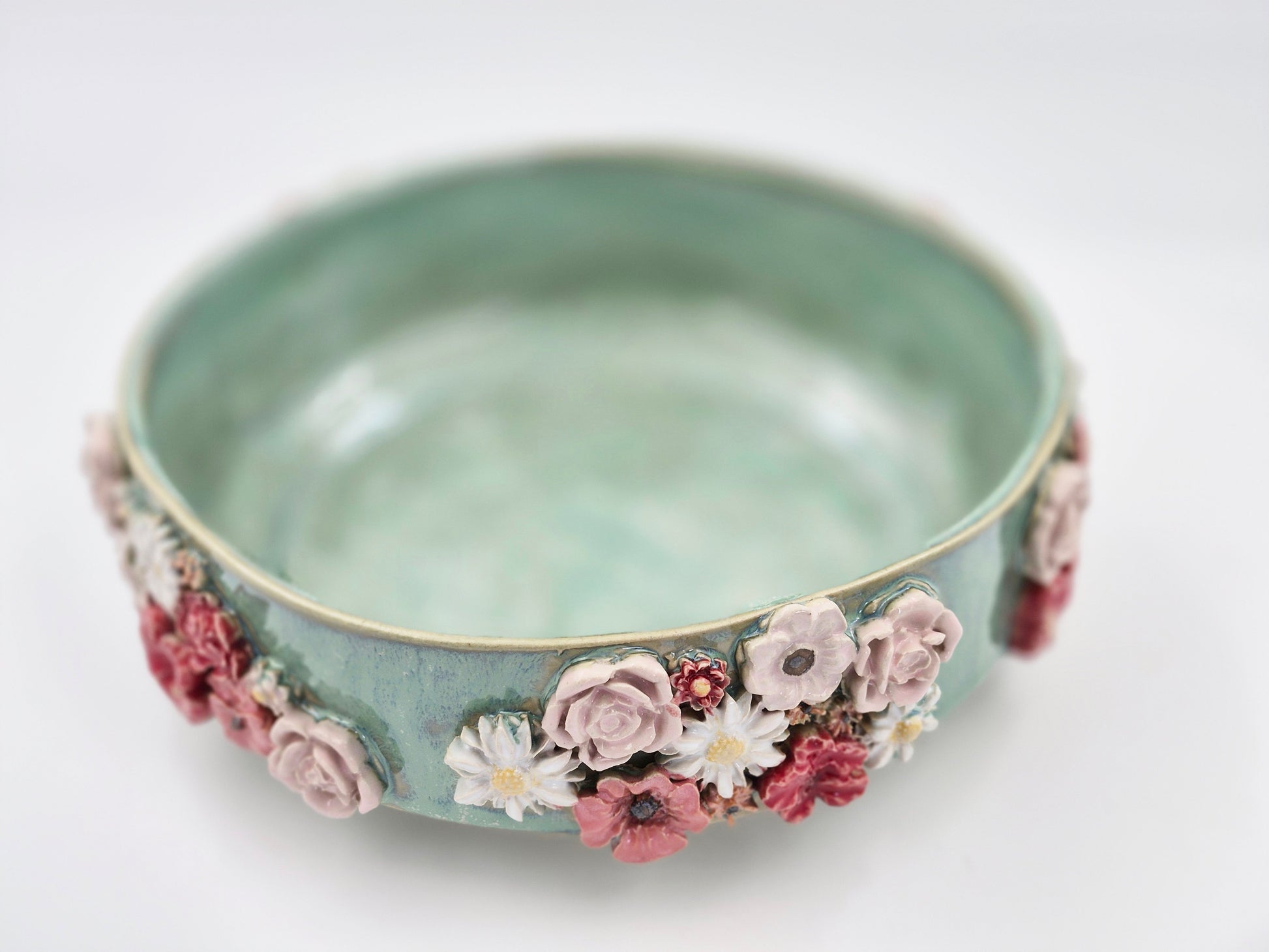 Rund skål med blomsterrelief – grøn og blomstrende