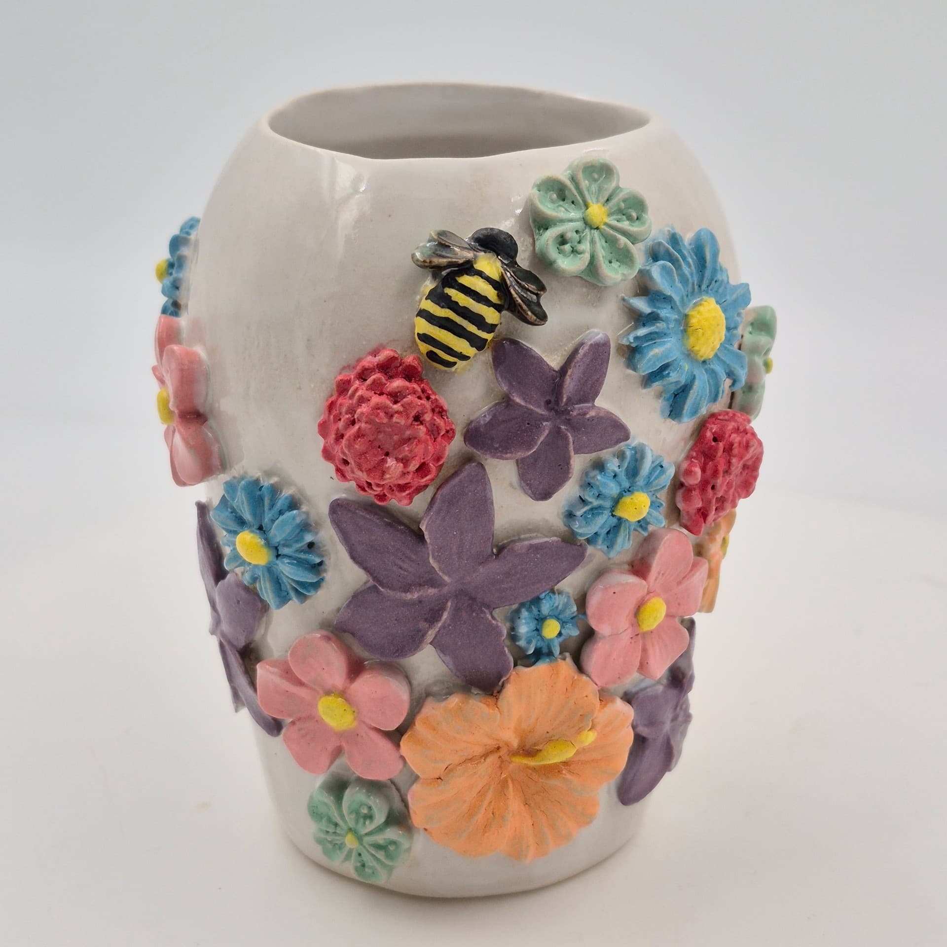 Vase med blomster og bi - medie 1
