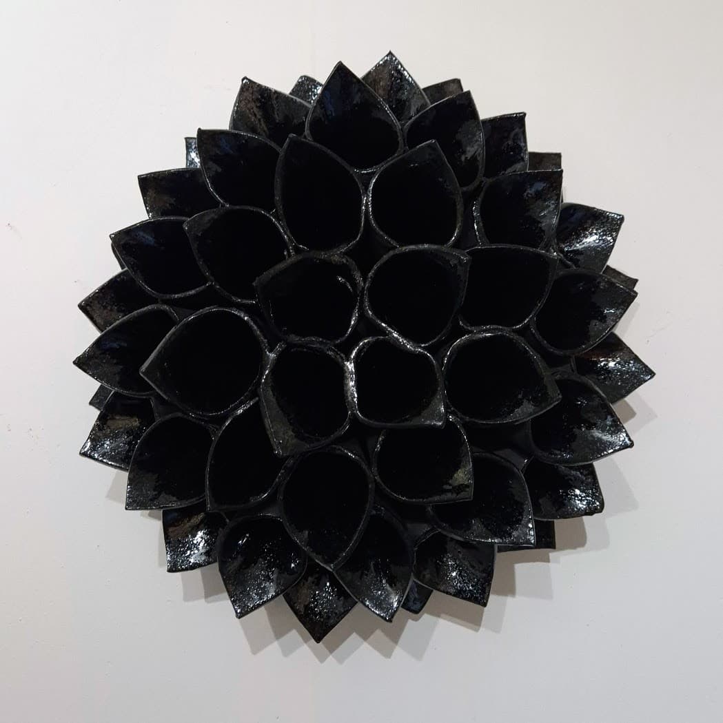 Vægskulptur - sort blomst - medie 1