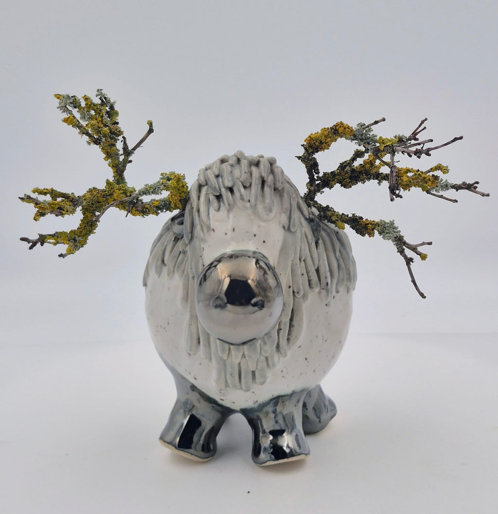 Lille gråt keramisk rensdyr med naturgrene – 11 cm