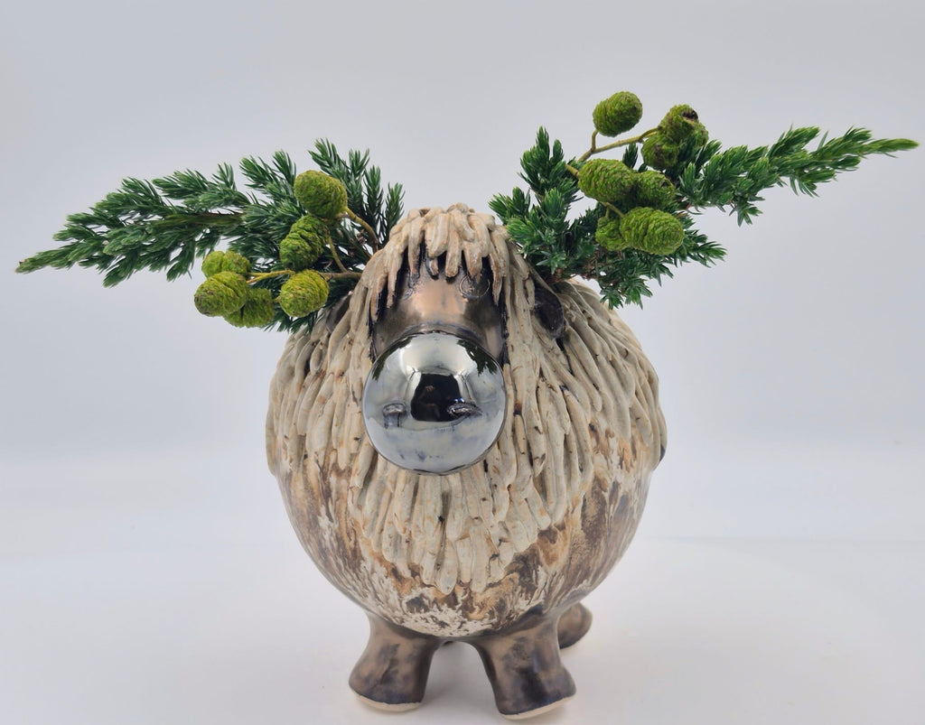 Brunmeleret keramisk rensdyr med naturgrene – 18 cm