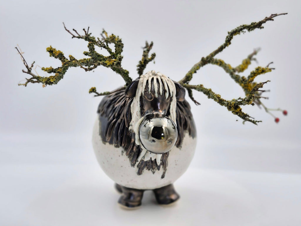 Hvidt keramisk rensdyr med naturgrene – 18 cm