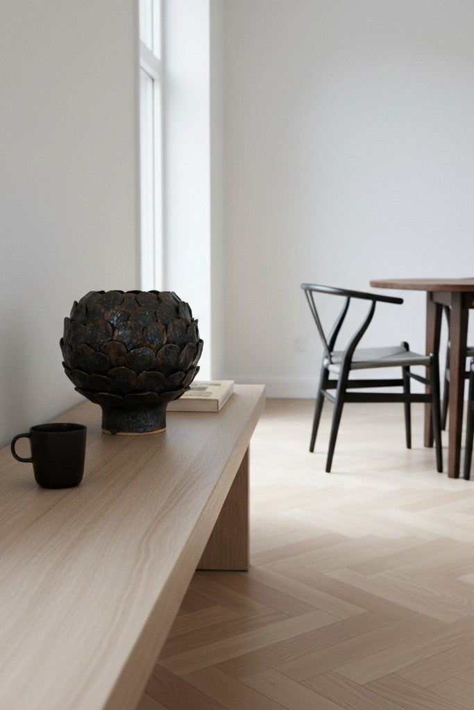 Stentøjsvase med bronze kronblade