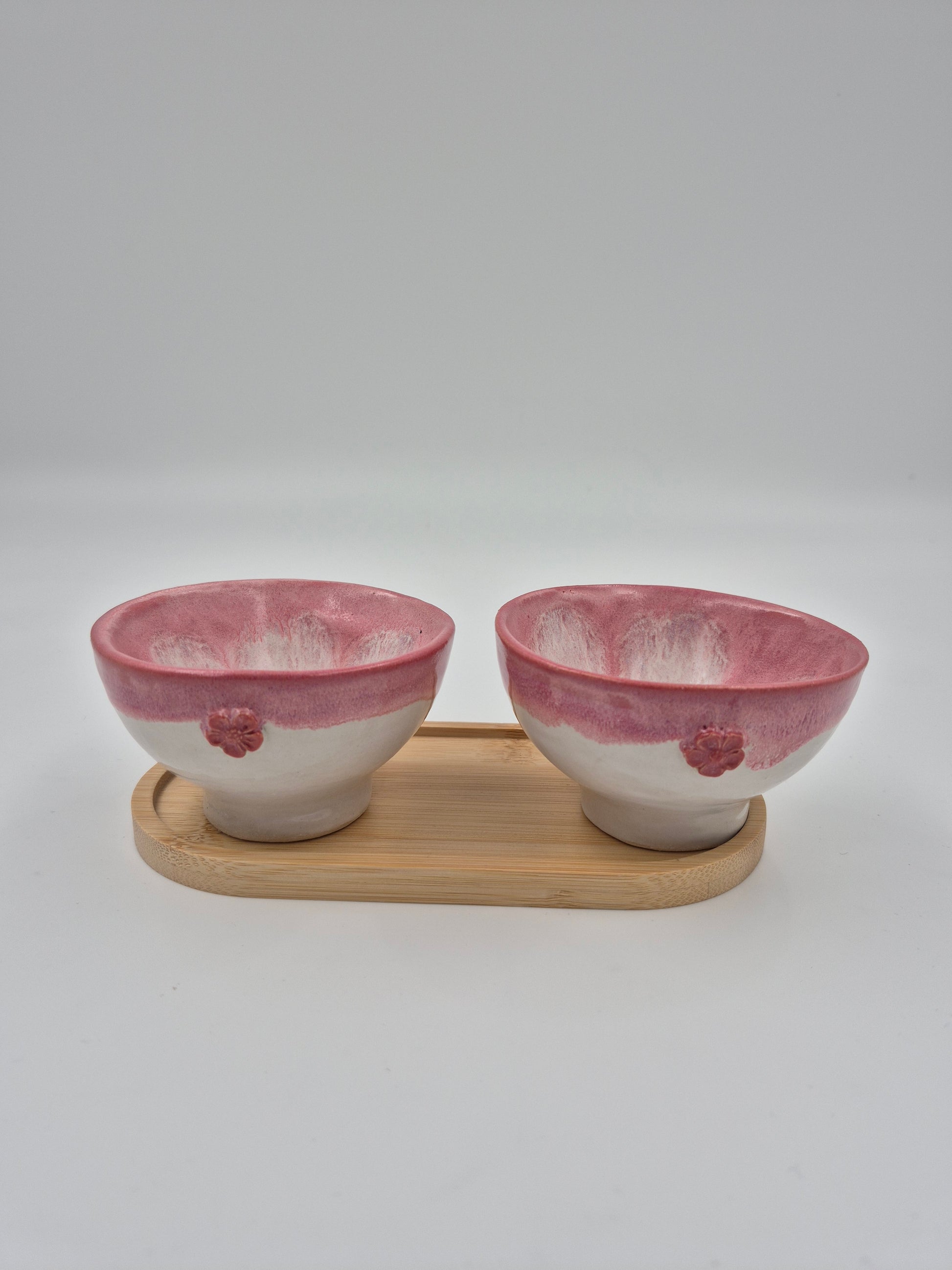 Hand-built bowl on bamboo tray (Ø14 cm)