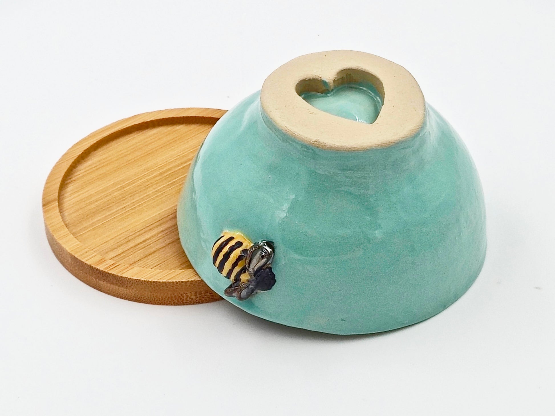 Lille Skål med Bi på Bambusbakke – Håndopbygget (Ø9 cm)