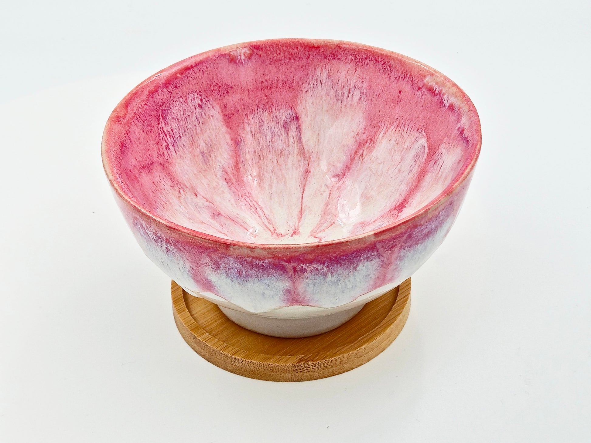 Hand-built bowl on bamboo tray (Ø14 cm)