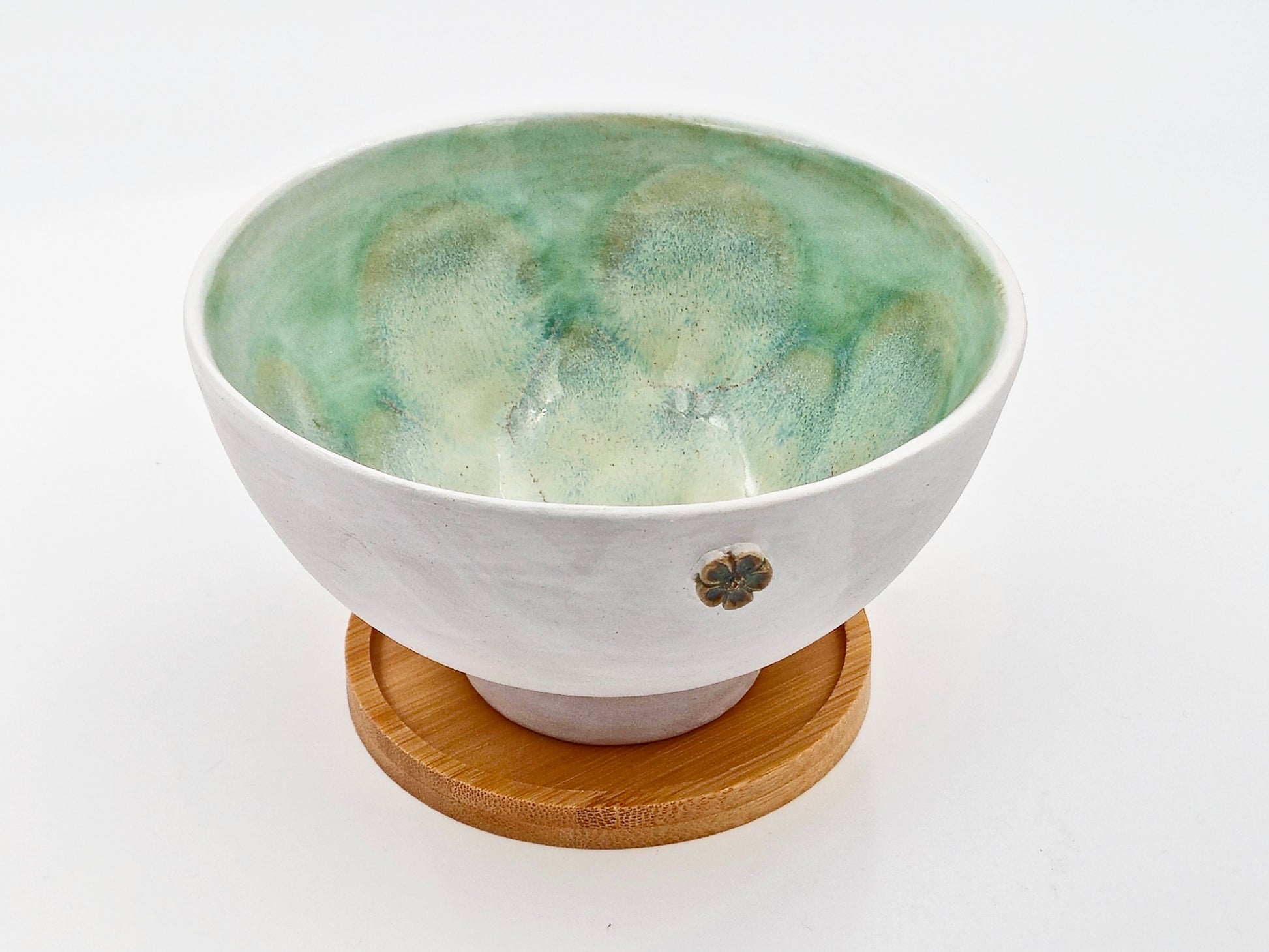 Hand-built bowl on bamboo tray (Ø14 cm)