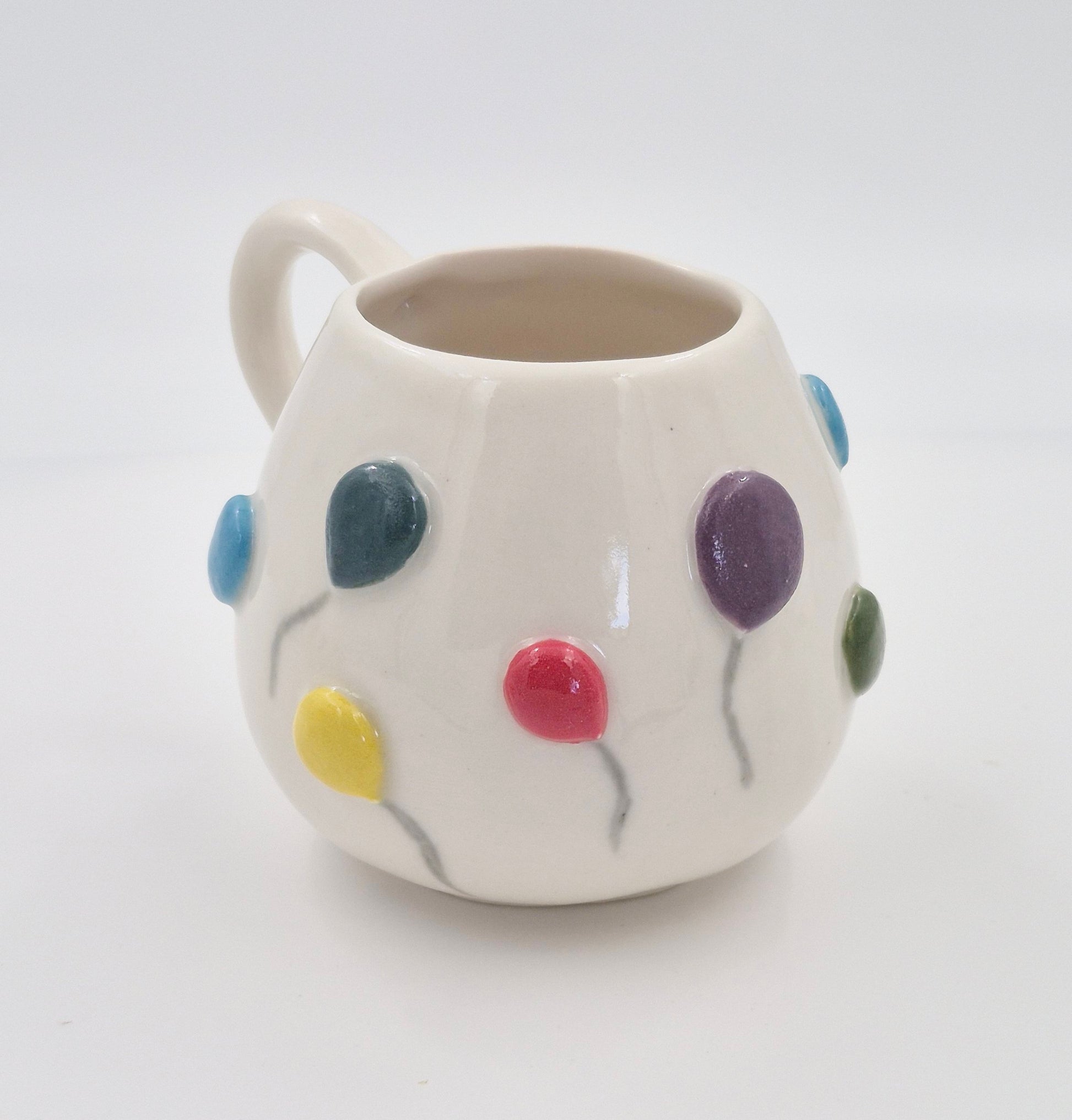 Farverigt krus med balloner