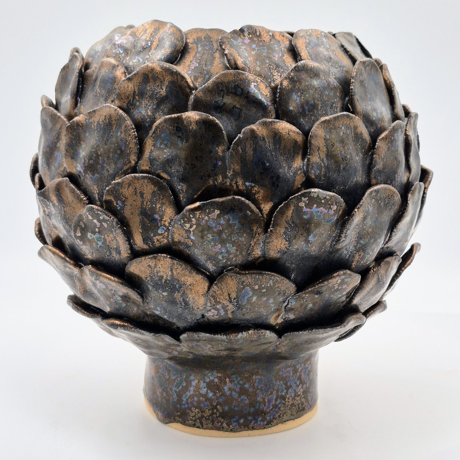 Stentøjsvase med bronze kronblade