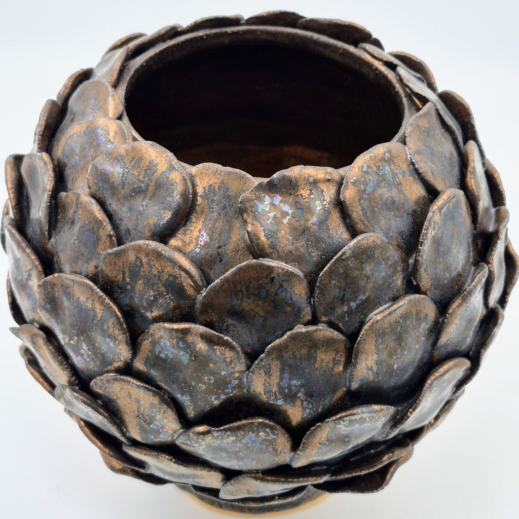 Stentøjsvase med bronze kronblade