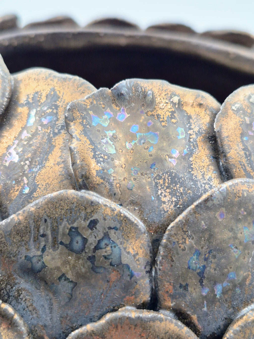 Stentøjsvase med bronze kronblade