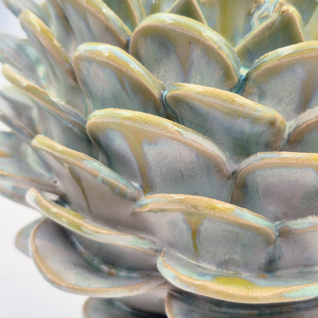 Stentøjsvase med håndbyggede kronblade