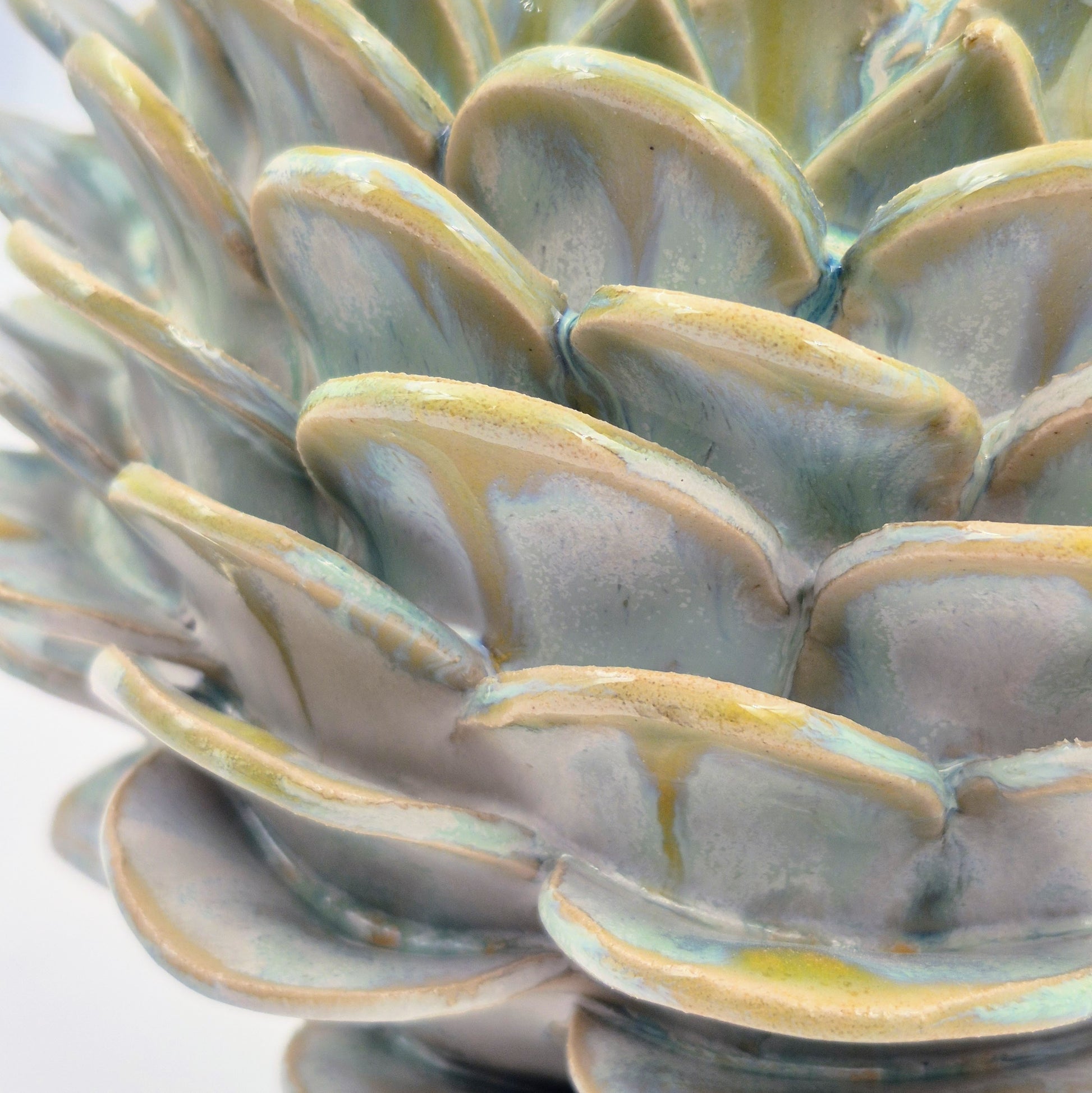 Stentøjsvase med håndbyggede kronblade