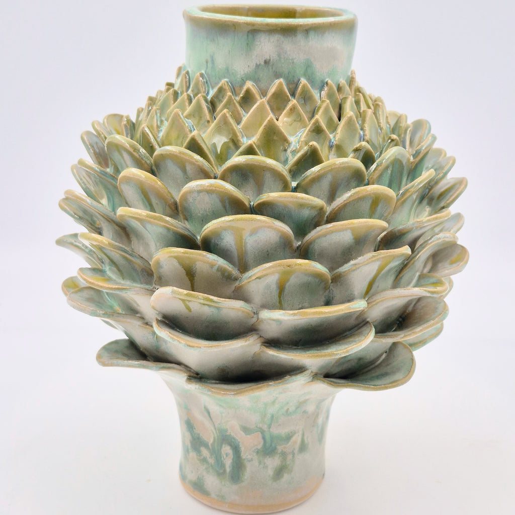 Stentøjsvase med håndbyggede kronblade