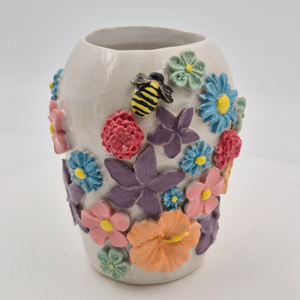 Håndlavet stentøjsvase med farverige blomster og bi