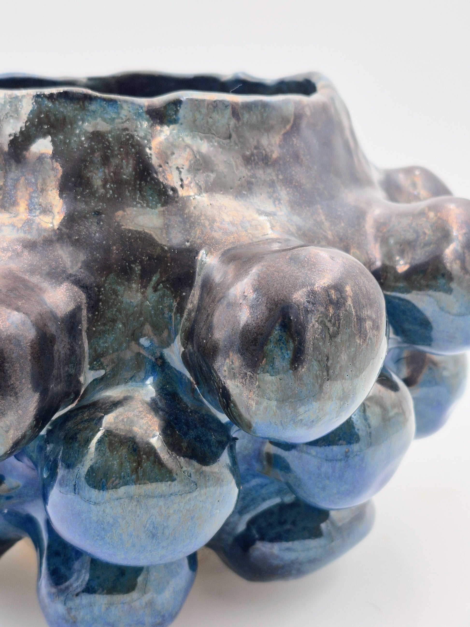 Stentøjsskål med organisk boblestruktur