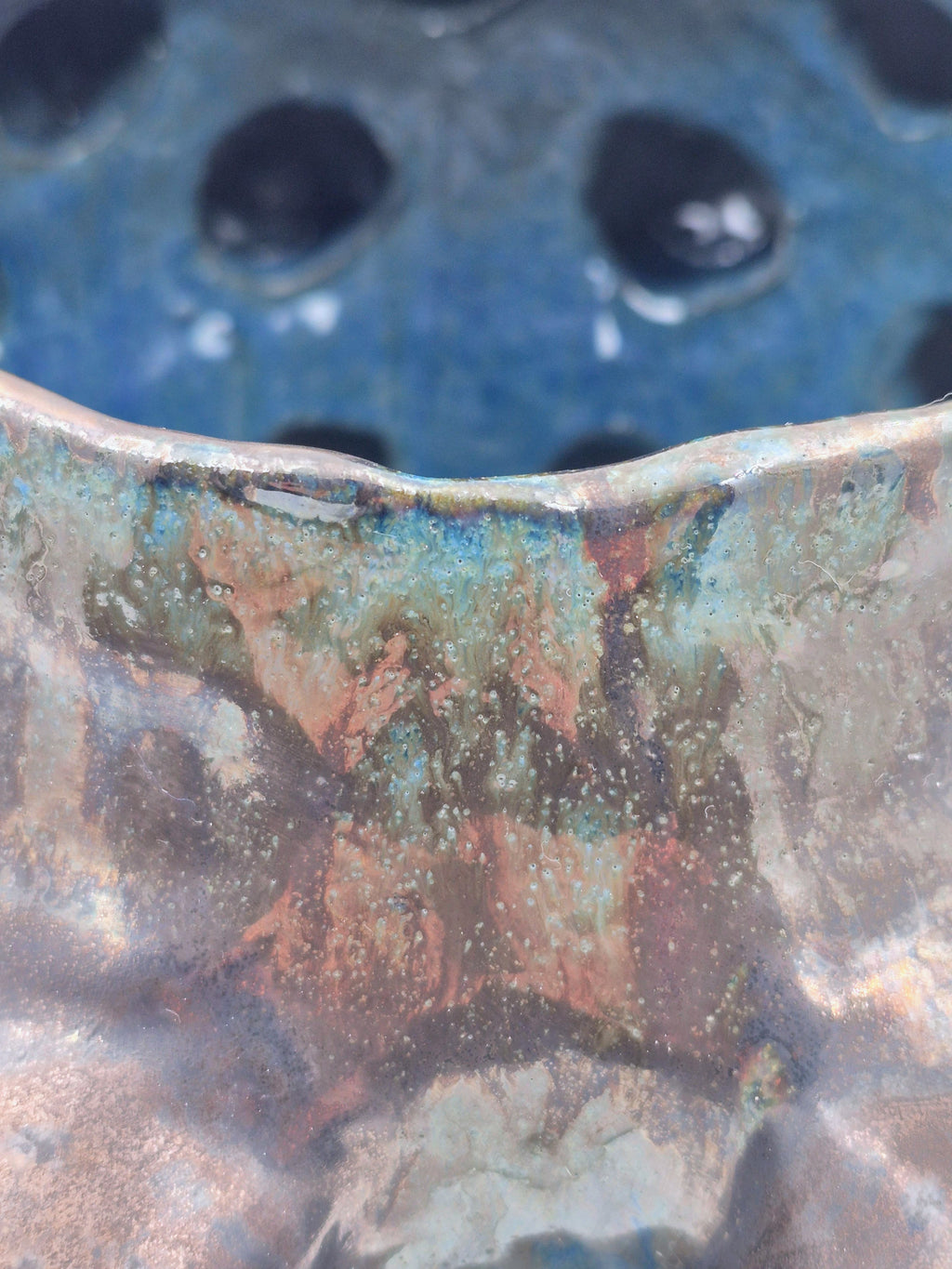 Stentøjsskål med organisk boblestruktur