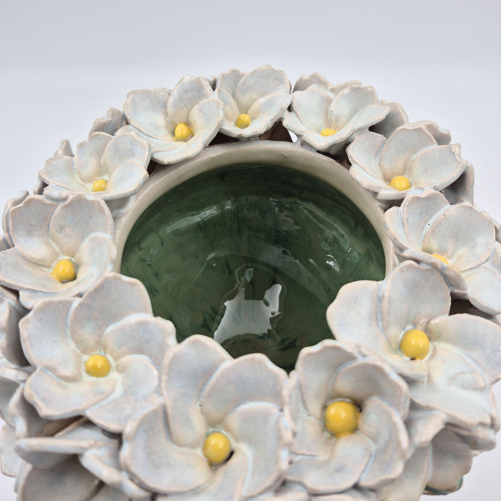 Lille vase med blomsterkrans