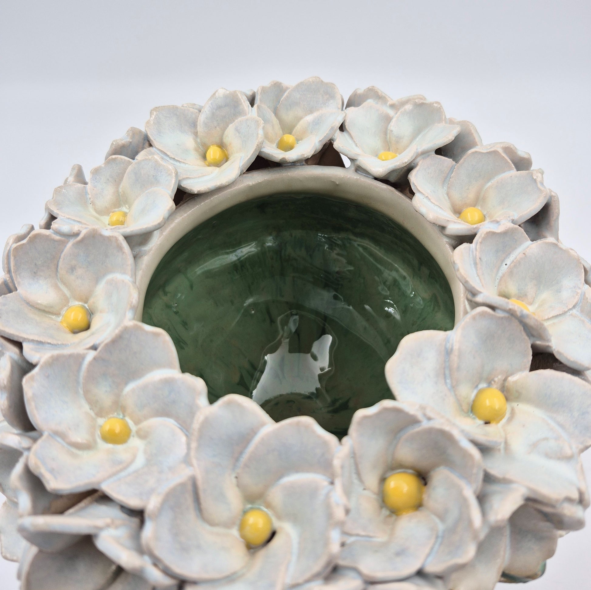 Lille vase med blomsterkrans