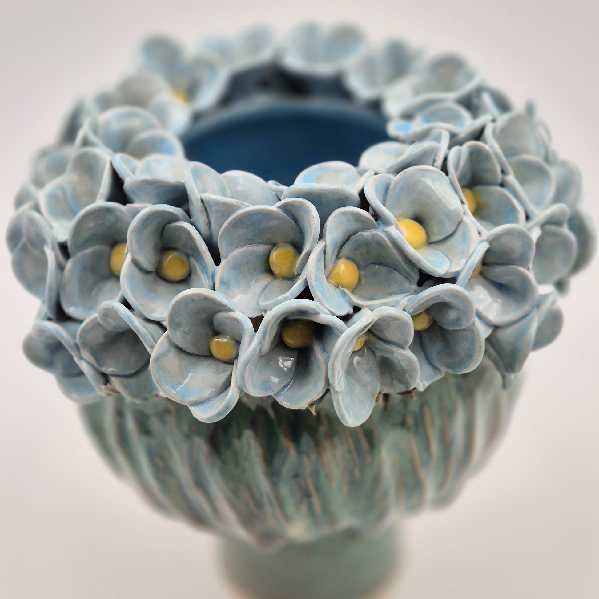 Stor vase med blomsterkrans