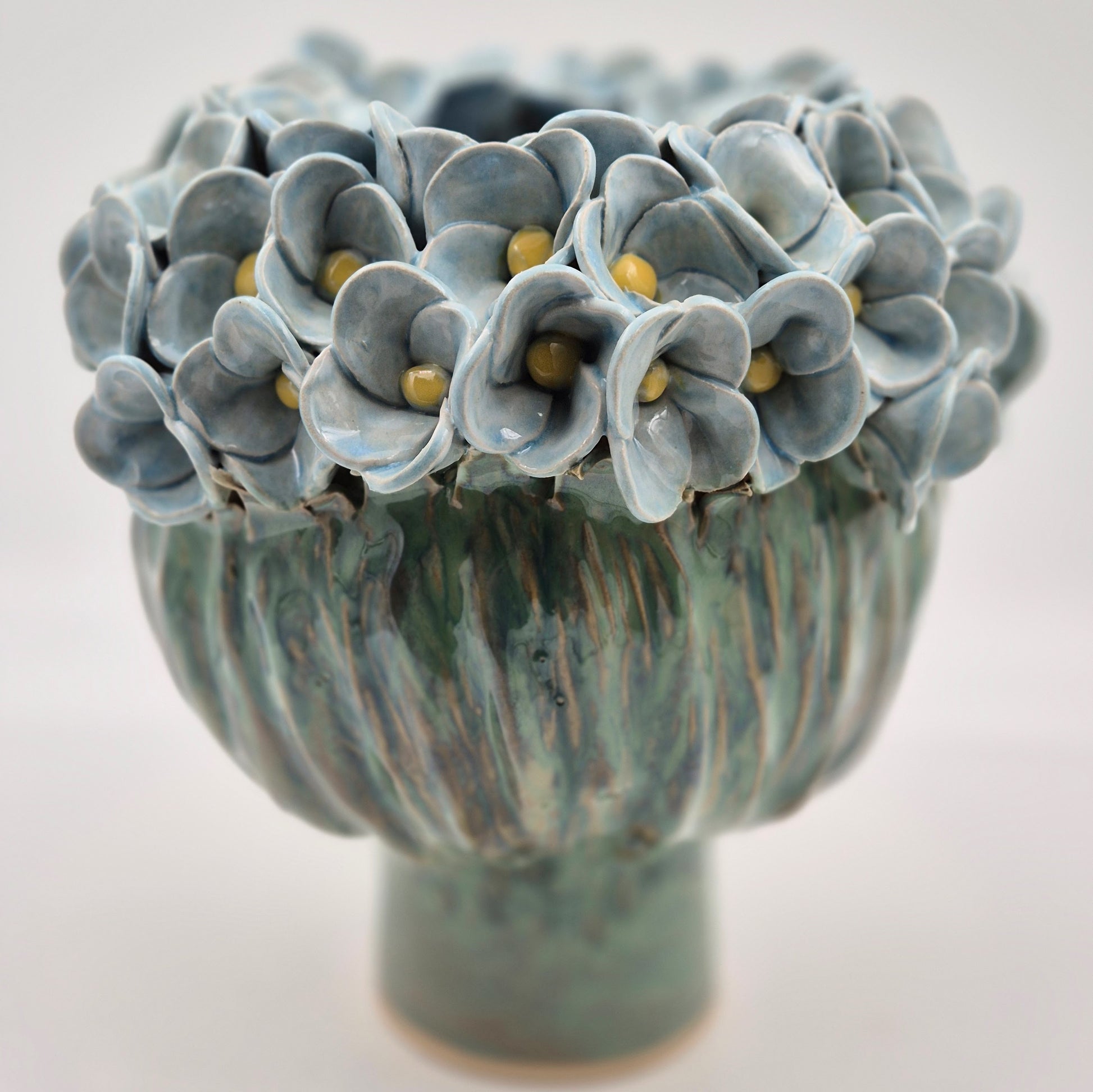 Stor vase med blomsterkrans