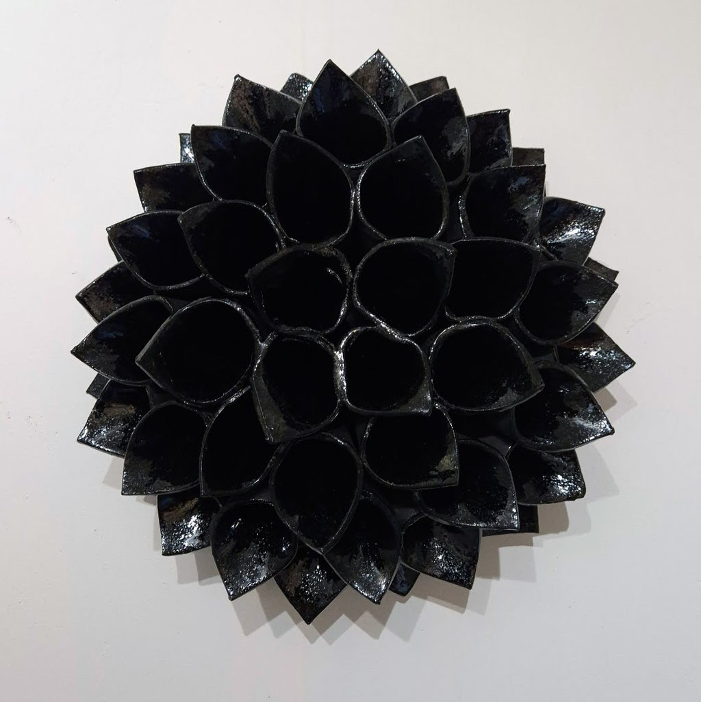 Vægskulptur - sort blomst 30cm.