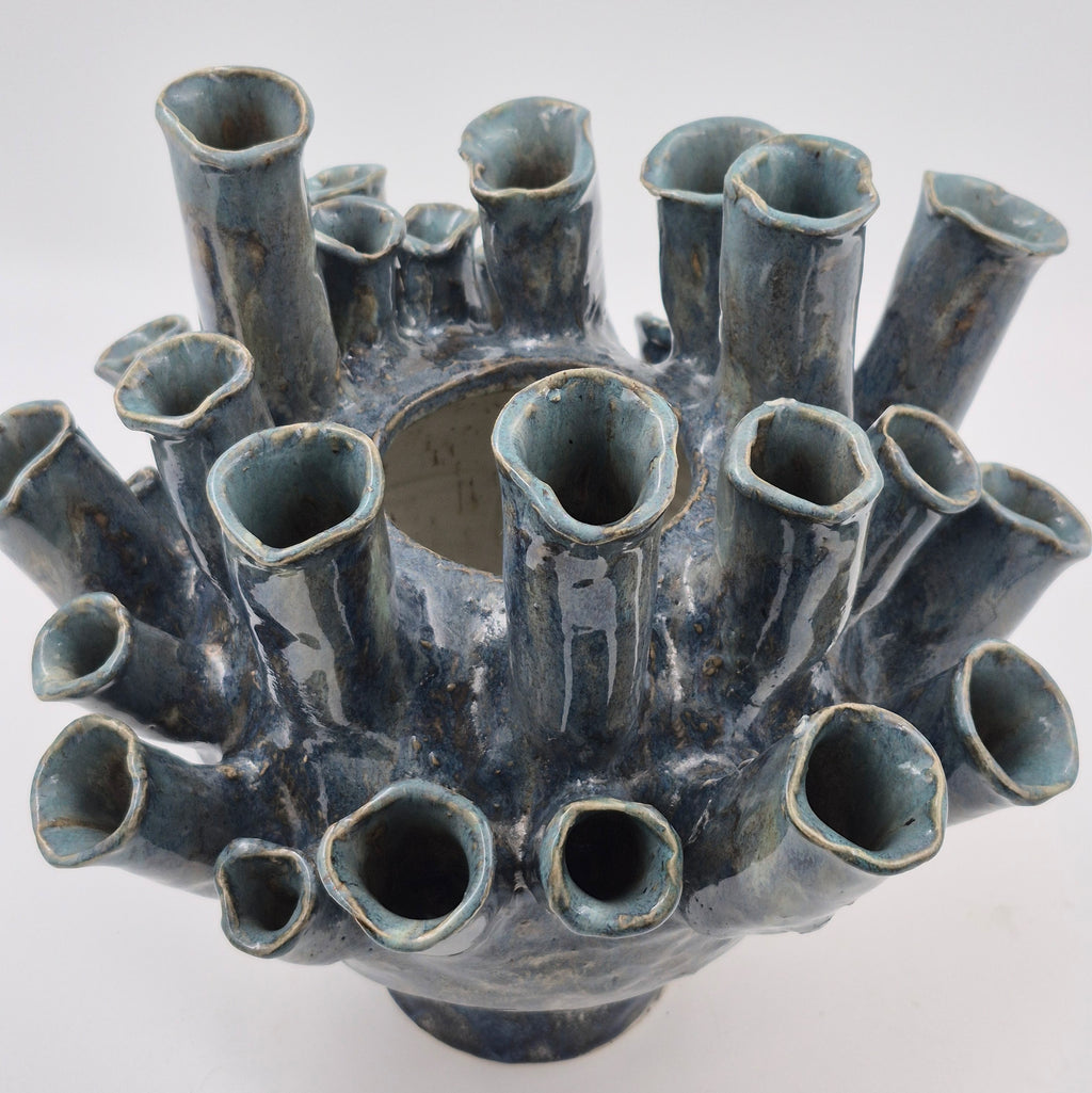 Koralvase i stentøj