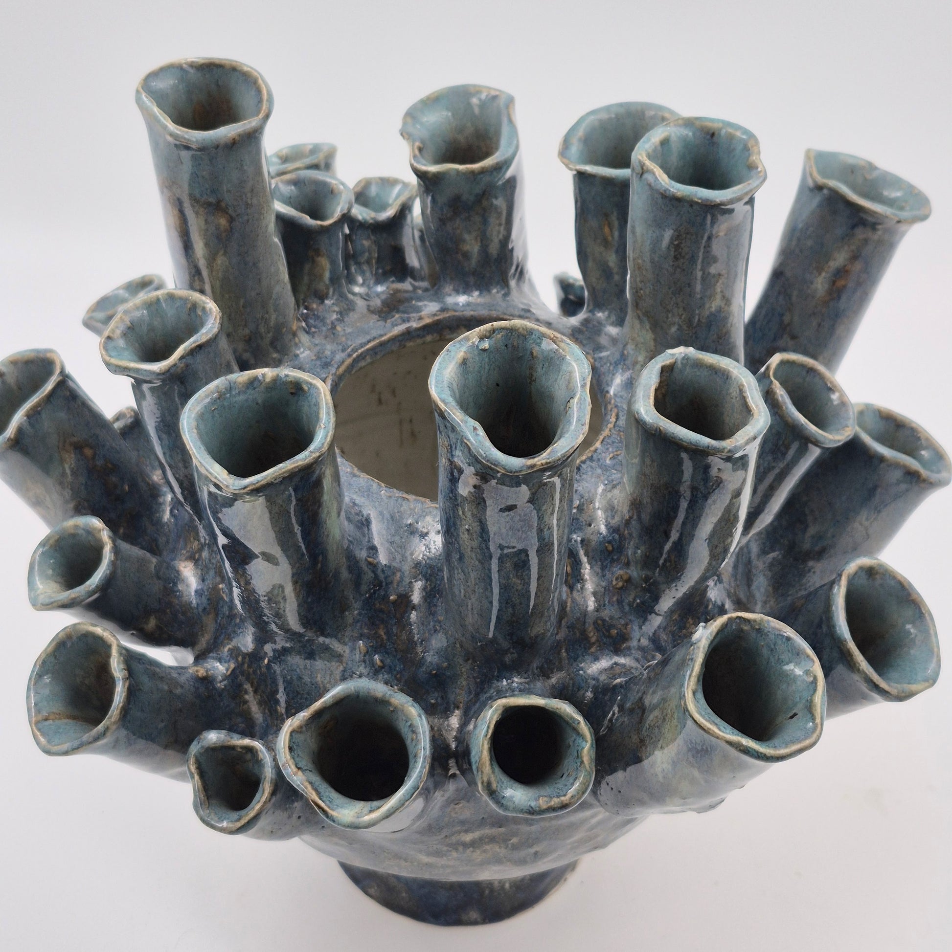 Koralvase i stentøj