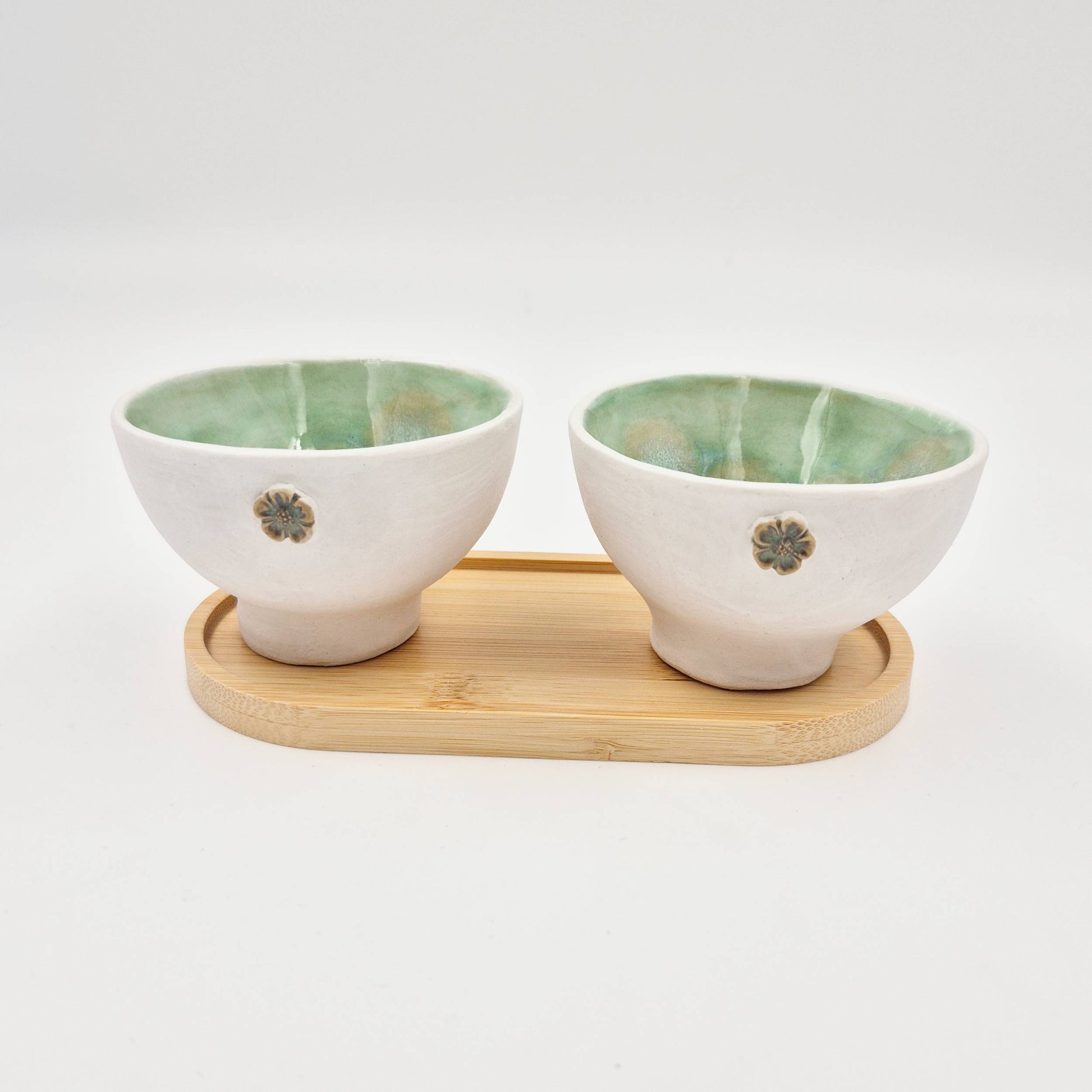 Hand-built bowl on bamboo tray (Ø14 cm)