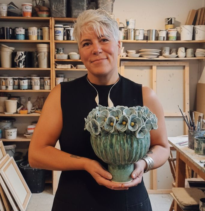 Stor vase med blomsterkrans